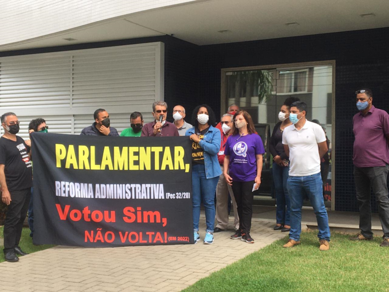 Lideran&ccedil;as sindicais fizeram protesto na frente da casa da deputada Geov&acirc;nia de S&aacute; – Foto: Movimento Sindical