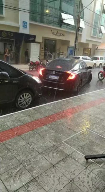 Tempo virou completamente, at&eacute; com chuva de granizo nesta ter&ccedil;a-feira (23) em Itapema – Foto: Reprodu&ccedil;&atilde;o/ND