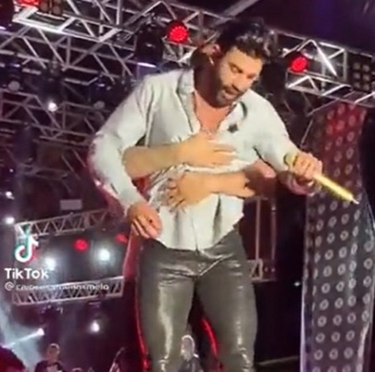 Vídeo: Gusttavo Lima pega nas partes íntimas de cantor