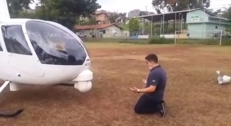 Piloto de helic&oacute;ptero da Globo reza de joelhos ap&oacute;s pouso for&ccedil;ado – Foto: Reprodu&ccedil;&atilde;o/ND
