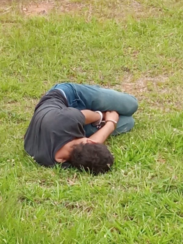 Homem foi encontrado algemado e dormindo às margens da BR-101, em Biguaçu &#8211; Foto: Sérgio Guimarães/Divulgação/ND