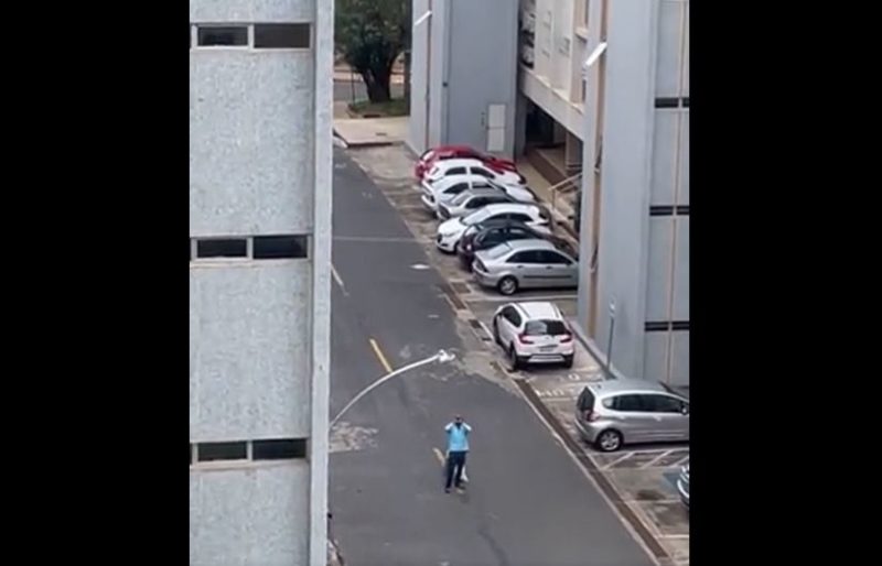 Homem grita pedindo ajuda para comprar comida para fam&iacute;lia em Bras&iacute;lia – Foto: Internet/Reprodu&ccedil;&atilde;o/ND