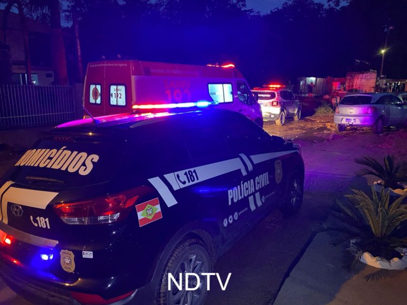 Filhas da v&iacute;tima estavam dentro de um carro perto do corpo – Foto: Ricardo Alves/NDTV