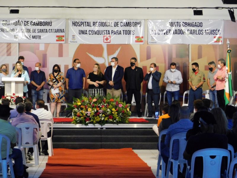 Cerim&ocirc;nia de assinatura do termo de inten&ccedil;&atilde;o para constru&ccedil;&atilde;o do hospital foi nesta ter&ccedil;a-feira (23) – Foto: Prefeitura de Cambori&uacute;/Divulga&ccedil;&atilde;o