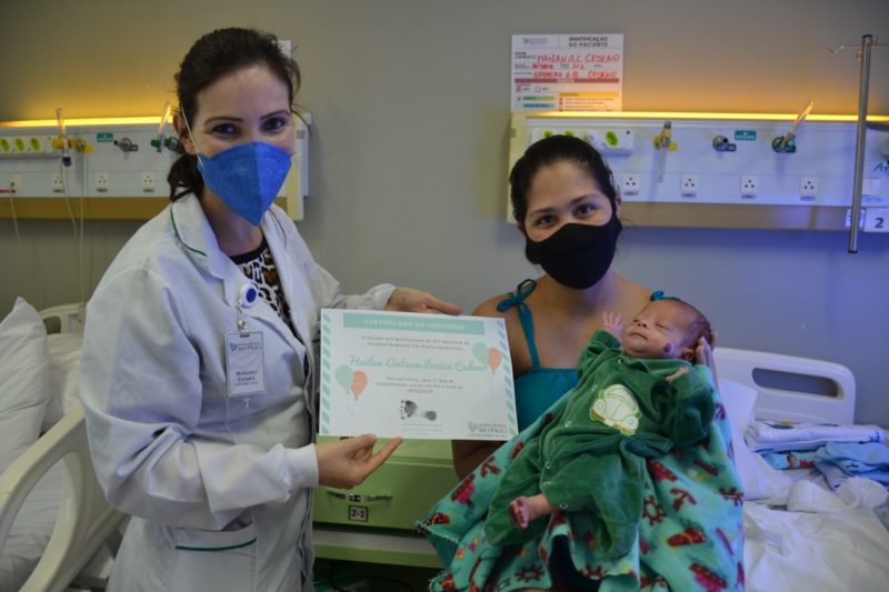 Ao sair da UTI, o beb&ecirc; ganhou um certificado de vencedor – Foto: HRSP/ND