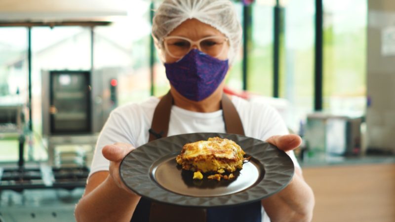 A satisfa&ccedil;&atilde;o de Marlise em compartilhar a receita e receber dicas do especialista – Foto: Reprodu&ccedil;&atilde;o: Tr&ecirc;s Oitavos Filmes