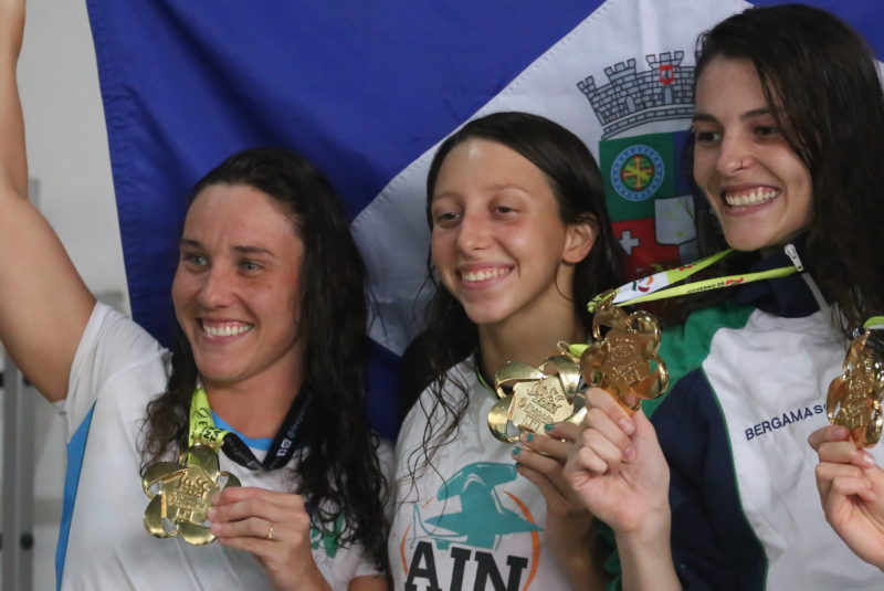 Letícia (ao centro) conquistou três medalhas de ouro para a natação de Joinville – Foto: Fesporte/divulgação