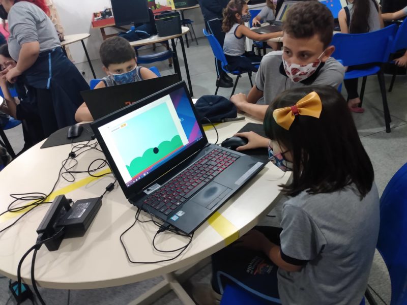 Os alunos do 5&ordm; ao 9&ordm; ano apresentam os jogos e auxiliam os alunos mais novos. – Foto: Jocilene Aparecida Skrypec Machado/Divulga&ccedil;&atilde;o/ItsTeens