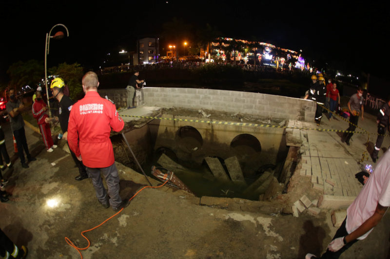 Estrutura cedeu durante o evento e criou cratera expondo uma das galerias da regi&atilde;o central da cidade – Foto: Carlos Jr./ND