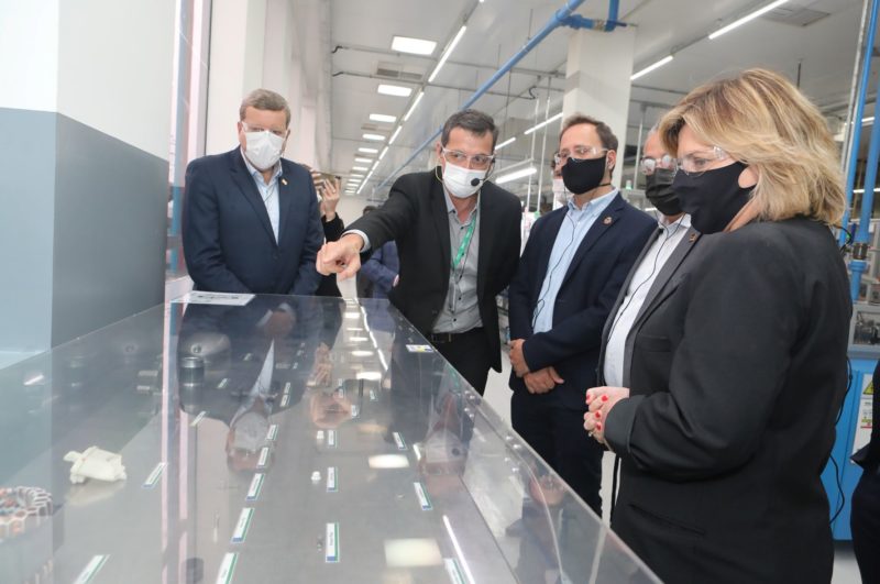 prefeito e vice prefeita participaram da inauguração da linha de compressores