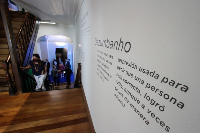 Com express&otilde;es manezinhas na parede, subir as escadas do museu tamb&eacute;m &eacute; uma experi&ecirc;ncia diferente – Foto: Leo Munhoz/ND