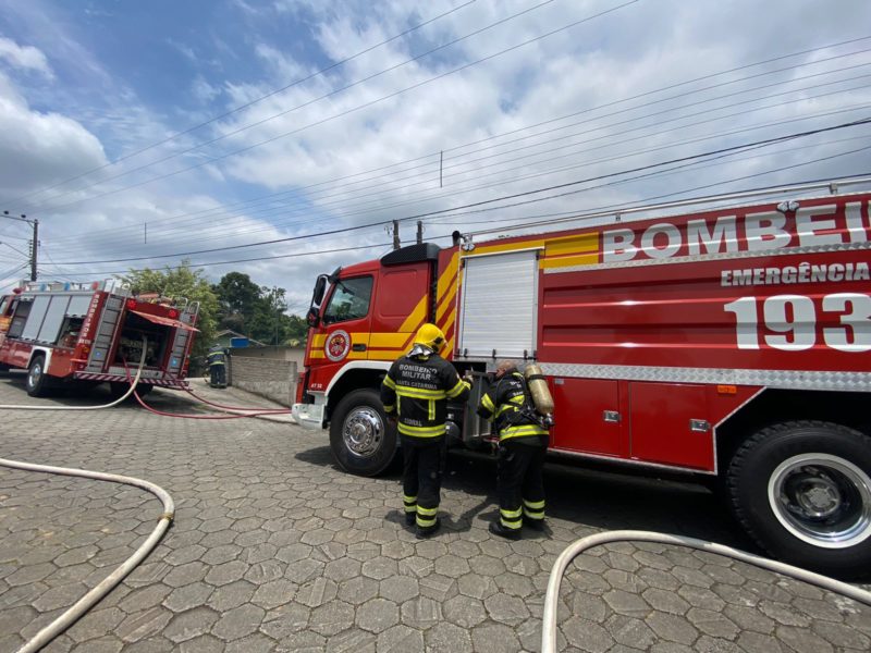 Corpo de Bombeiros atua no rescaldo do inc&ecirc;ndio – Foto: Mois&eacute;s Stuker/NDTV