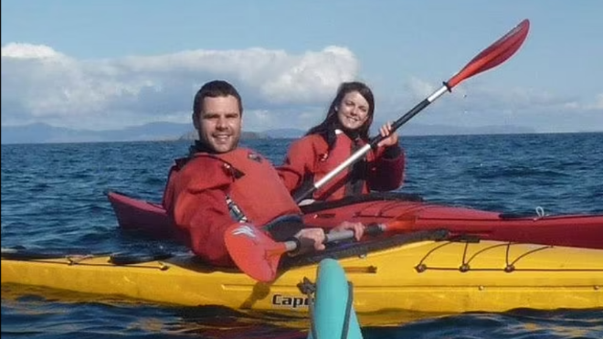 Homem v&ecirc; a esposa fazendo sexo com aluna em carro e chama a pol&iacute;cia &mdash; Foto: Reprodu&ccedil;&atilde;o/ND