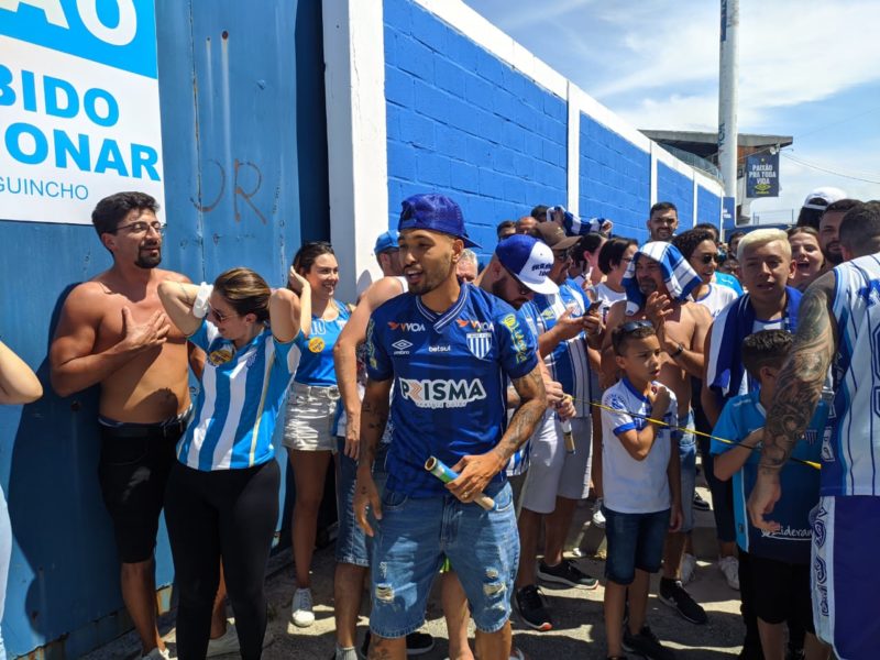 Estou mais preparado para a chance, diz Wesley, volante oriundo da base do  Avaí - NSC Total