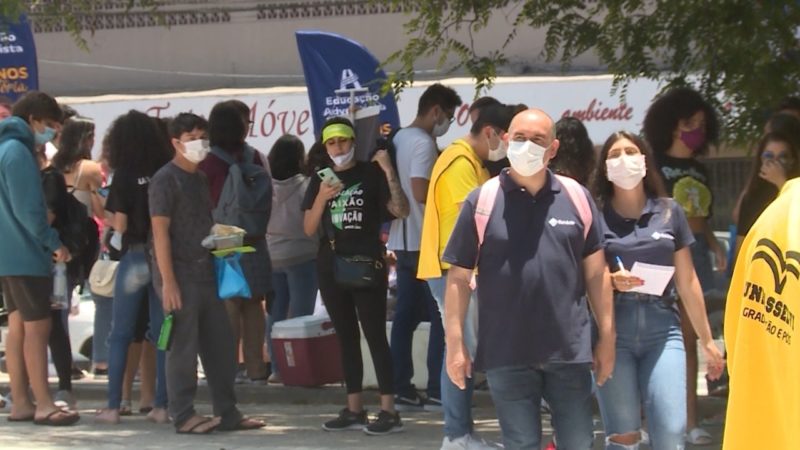 Alunos chegam para fazer o exame do Enem neste domingo (28) em Itajaí &#8211; Foto: Jader Liberal/ NDTV