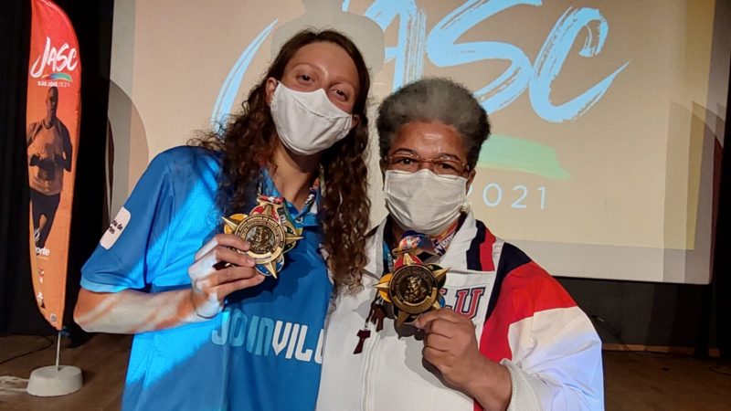 Letícia Fassina Romão (Joinville) [à esquerda] e Regina Ribeiro (Blumenau), com a medalha “Rodolfo Sestrem” &#8211; Foto: Antônio Prado/Fesporte/divulgação/ND