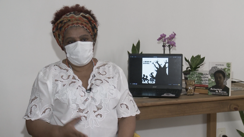 Professora Jeruse Rom&atilde;o escreveu um livro sobre a hist&oacute;ria de Antonieta de Barros – Foto: Reprodu&ccedil;&atilde;o / NDTV Record TV