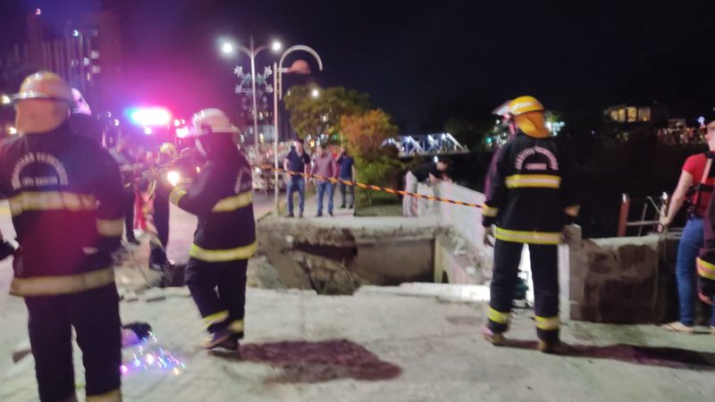 Bombeiros e Defesa Civil estão no local para o resgate das pessoas que caíram no rio Cachoeira &#8211; Foto: Internet/Reprodução/ND