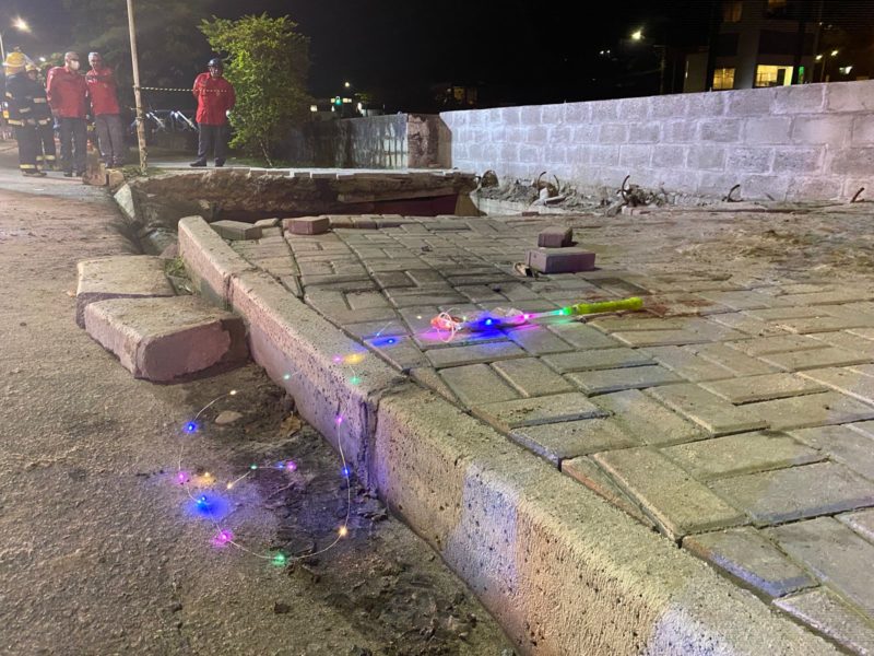 Uma crian&ccedil;a ficou gravemente ferida com a queda – Foto: Ricardo Alves/NDTV