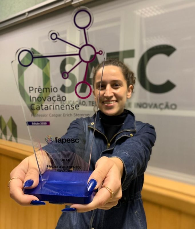 Jornalista Kamili com o prêmio da Fapesc &#8211; Foto: Divulgação/ND