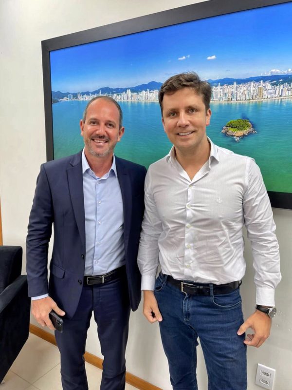 L&iacute;der do Podemos em Santa Catarina, deputado La&eacute;rcio Shuster em encontro com o prefeito de Balne&aacute;rio Cambori&uacute; Fabr&iacute;cio Oliveira&nbsp; recha&ccedil;ou possibilidade de o partido estar em eventual coliga&ccedil;&atilde;o com o Governador Mois&eacute;s&nbsp; Foto: Divulga&ccedil;&atilde;o/ND