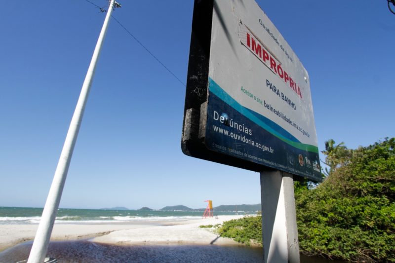 Na foto, placa que sinaliza pontos impróprios para banho em Florianópolis