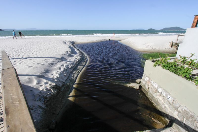 Concentra&ccedil;&atilde;o de esgoto pode aumentar durante o ver&atilde;o, com um n&uacute;mero maior de pessoas na Ilha – Foto: Leo Munhoz/ND