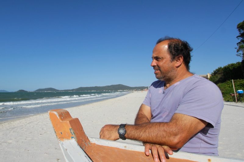 O pescador Rivelino olha para o mar no Bairro onde cresceu – Foto: Leo Munhoz/ND