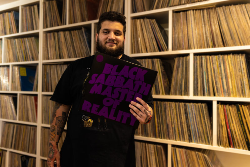 Lucas gosta dos discos cl&aacute;ssicos e raros – Foto: Arquivo Pessoal/ND