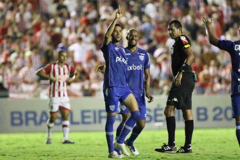 Renato comemora o segundo gol do Ava&iacute;, o que deu a vit&oacute;ria ao Le&atilde;o da Ilha – Foto: Marlon Costa/Estad&atilde;o Conte&uacute;do/divulga&ccedil;&atilde;o