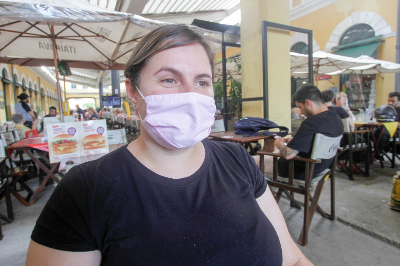 Mariane segue usando o item de seguran&ccedil;a contra o coronav&iacute;rus – Foto: Leo Munhoz/ND