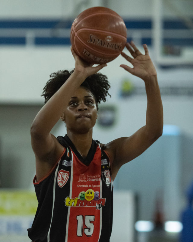 Mavi Andrade terminou com um double-double. Foram 31 pontos e 21 rebotes para a piv&ocirc; de Joinville – Foto: CBB/Divulga&ccedil;&atilde;o/ND