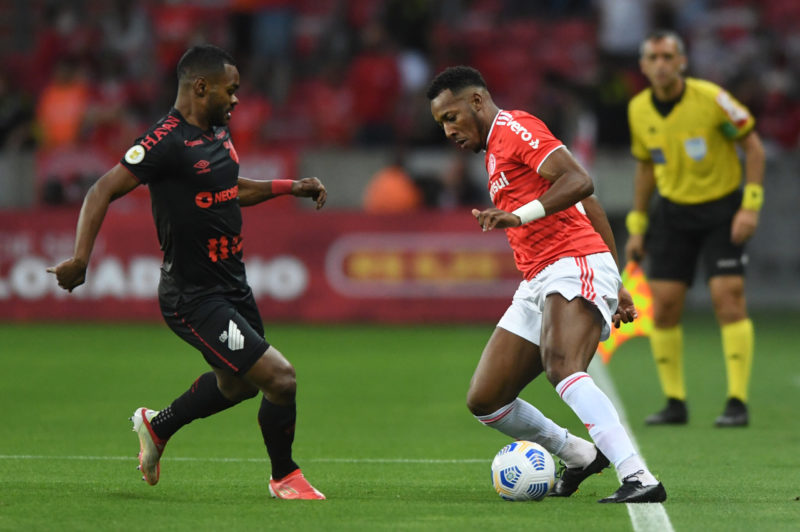 Mois&eacute;s teve atua&ccedil;&atilde;o destacada, mas levou o terceiro amarelo – Foto: Ricardo Duarte/Inter/Divulga&ccedil;&atilde;o