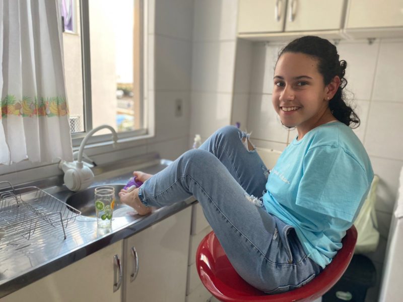 Mariana Ramos Dapper, de 12 anos, nasceu sem bra&ccedil;os – Foto: Nadia Michaltchuk/ND