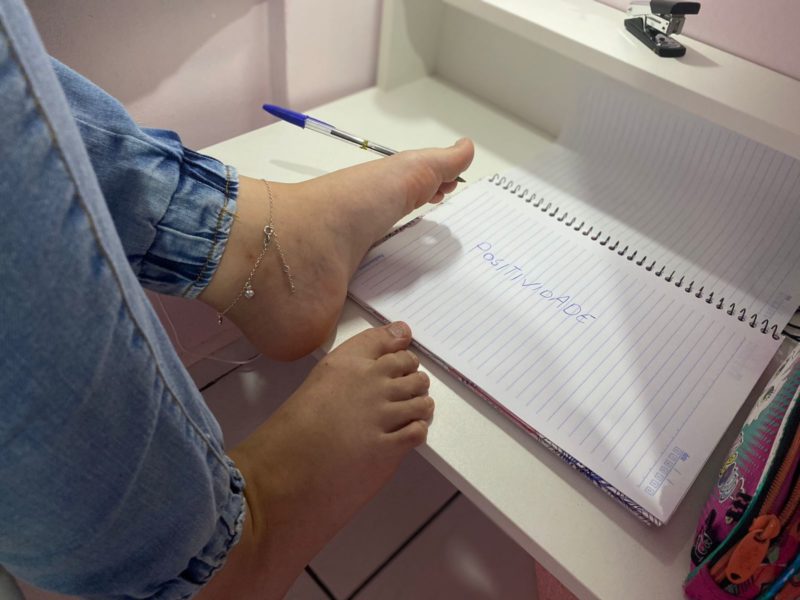 Mariana Ramos Dapper utiliza os p&eacute;s para escrever &mdash; Foto: Nadia Michaltchuk/ND