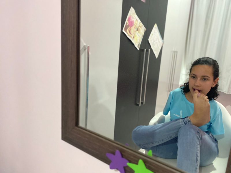 Mariana &eacute; uma adolescente vaidosa e adora passar batom &mdash; Foto: Nadia Michaltchuk/ND