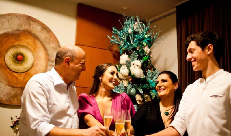 Clima de otimismo envolve famílias na decoração para o Natal