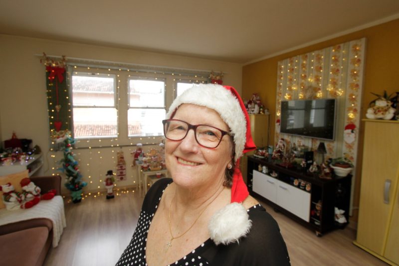 Dona Lourdes enfeita a casa para comemorar o Natal em 2021 &#8211; Foto: Leo Munhoz/ND