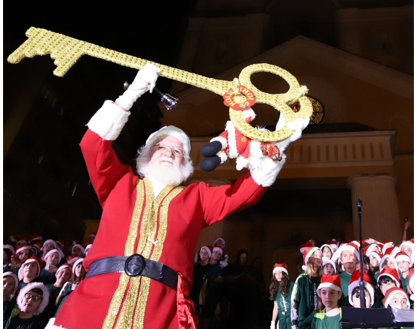 A chave da cidade, como nos anos anteriores, conforme ilustra a foto, será entregue ao Papai Noel nesta quinta-feira (2) – Foto: PMF/Arquivo/Divulgação/ND