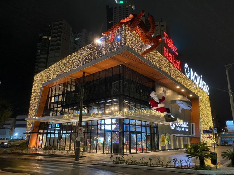 Papai Noel gigante é atração todas as noites em Balneário Camboriú