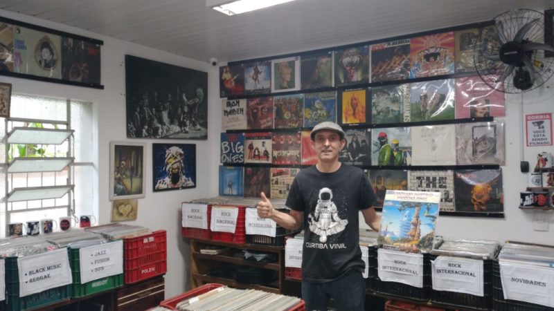 Nei Almeida &eacute; propriet&aacute;rio de uma loja de discos em Joinville – Foto: Divulga&ccedil;&atilde;o/ND