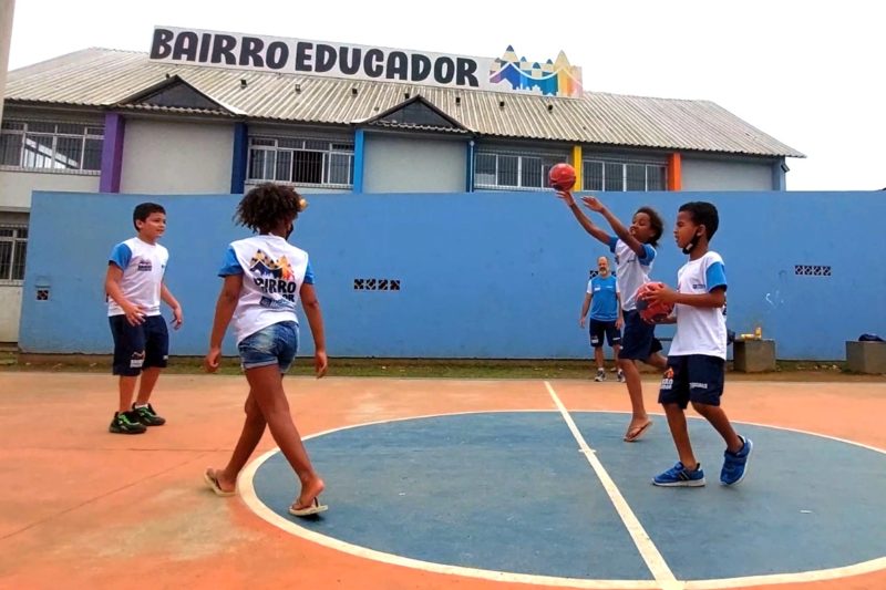 Crian&ccedil;as do bairro Monte Cristo est&atilde;o tendo a oportunidade de conhecer novos esportes atrav&eacute;s da inclus&atilde;o social – Foto: PMF/Divulga&ccedil;&atilde;o/ND