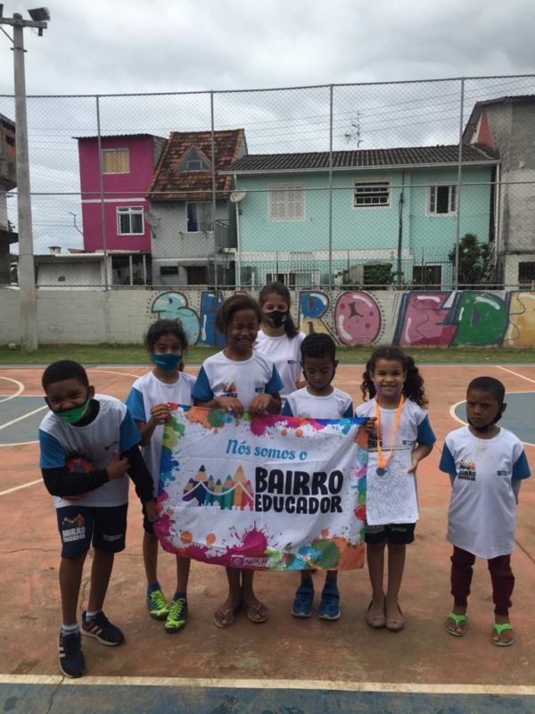 Um dos grupos de crian&ccedil;as que est&aacute; recebendo as aulas de handebol – Foto: PMF/Divulga&ccedil;&atilde;o/ND