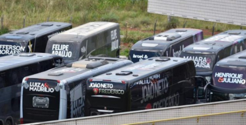 &Ocirc;nibus dos sertanejos chegaram antes do vel&oacute;rio para ajudar fam&iacute;lia com os preparativos – Foto: Internet/Reprodu&ccedil;&atilde;o/ND