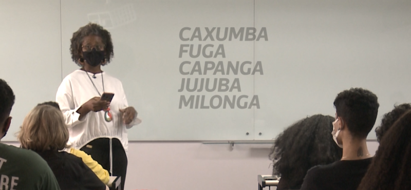 Reprodu&ccedil;&atilde;o de uma aula que refor&ccedil;a temas da consci&ecirc;ncia negra na s&eacute;rie Vozes da Consci&ecirc;ncia – Foto: Reprodu&ccedil;&atilde;o / NDTV Record TV