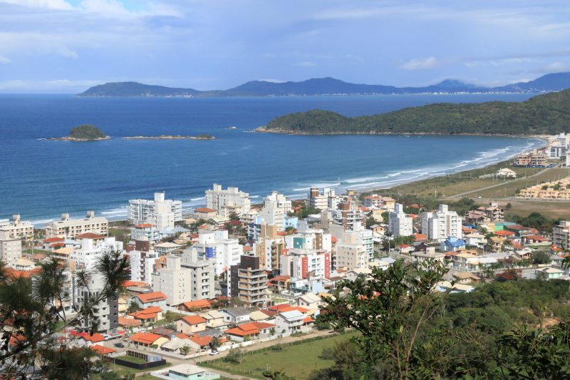 Ela é considerada a maior praia de Governador Celso Ramos com uma extensão de cerca de 3 km. &#8211; Foto: Divulgação/Santur/ND