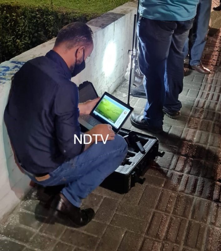 T&eacute;cnicos da Companhias &Aacute;guas de Joinville estiveram no local com tecnologia de ponta – Foto: Adriana Fermiano/NDTV