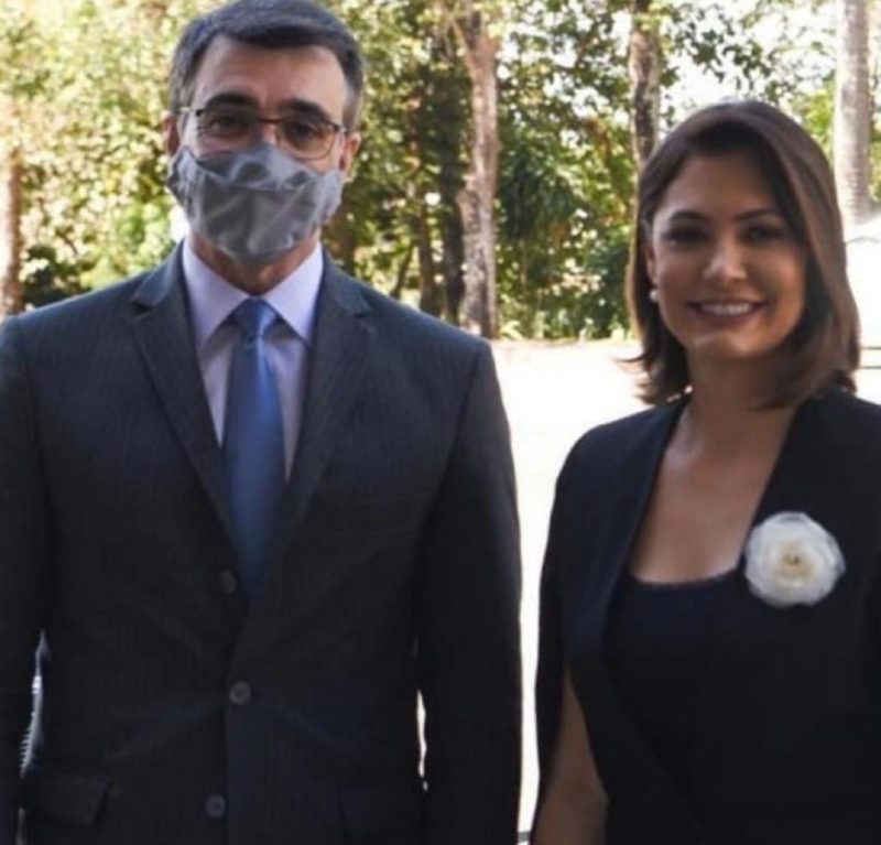 Flor feita de escama de peixe chamou a aten&ccedil;&atilde;o nos look’s da primeira-dama. – Foto: Divulga&ccedil;&atilde;o