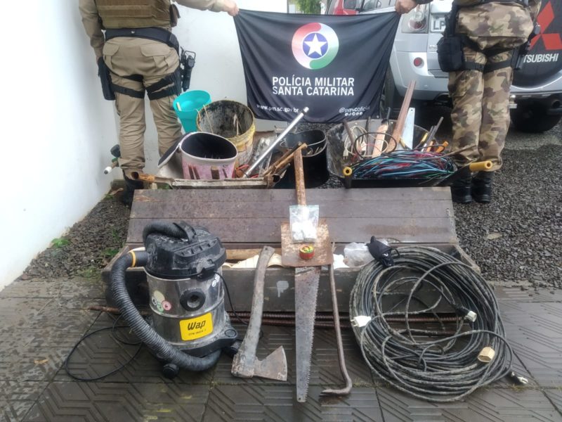 Homem disse &agrave; PM que comprou as ferramentas por R$ 100 – Foto: PM/ND