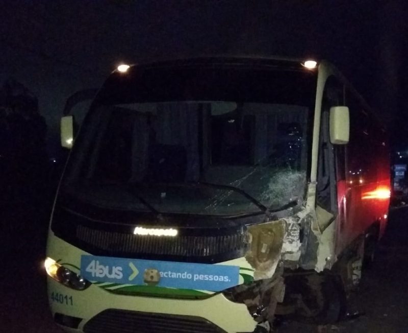 Condutor do &ocirc;nibus saiu ileso – Foto: PMRv/ND